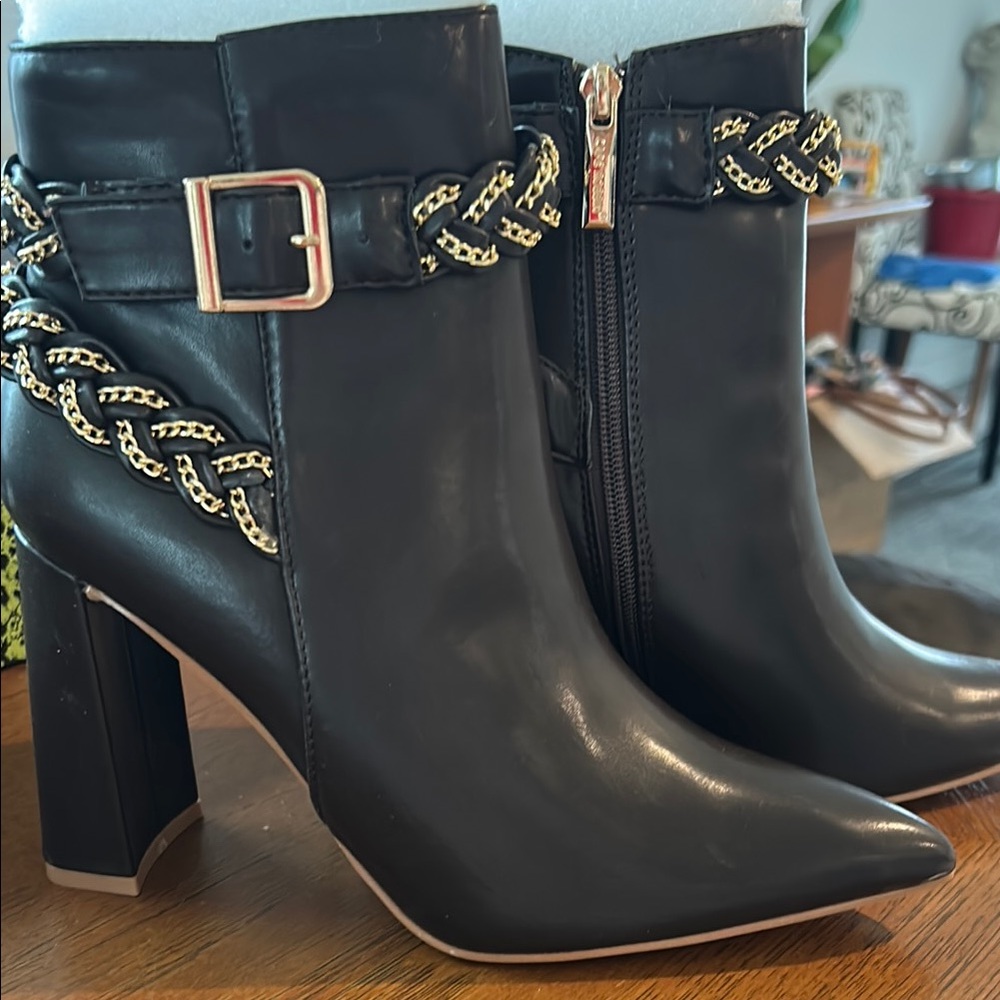New Women’s Cape Robbin Starski Black Boots w Gold Chain 5” heel side zipper